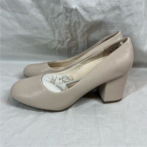 Room of fashion Nude Block Heel Round Toe Pumps NWOB